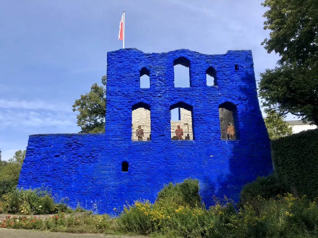 Blaue Burg mit Trash People von HA Schult