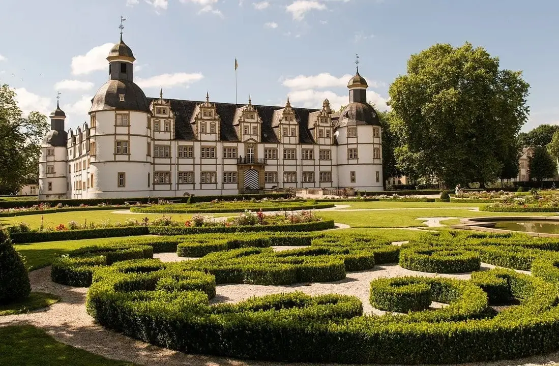 Der Schloss- und Auenpark mit dem Schloss Neuhaus